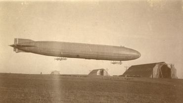 Un LZ77 dcolle de Cognele. Les trois hangars, gigantesques permettent d'abriter les monstres de parfois 200 mtres de long.